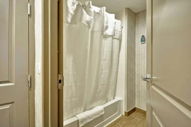 جناح بسريرين كوين بغرفة نوم واحدة مع أريكة، Homewood Suites By Hilton Cincinnati West Chester 6/6