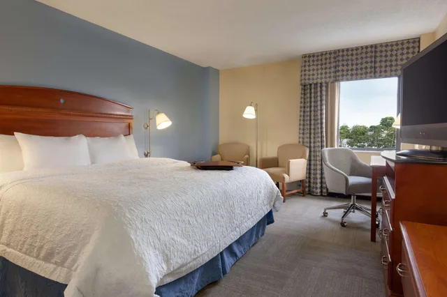 Room, King Bed, Sofa, Accessible, Hampton Inn Miami Airport West 1/9