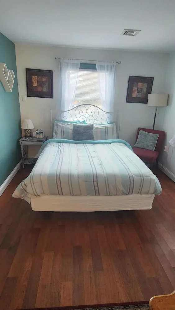 Premium, Queen Bed, Pool Access، Greystone Manor Inn B&B 1/3