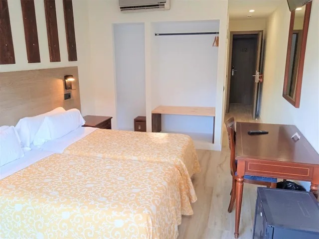 غرفة بسريرين منفصلين بشرفة، Hotel 153 4/7