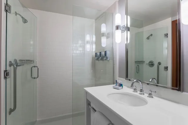 Traditional, King Bed, Four Points by Sheraton Ontario-Rancho Cucamonga 7/9