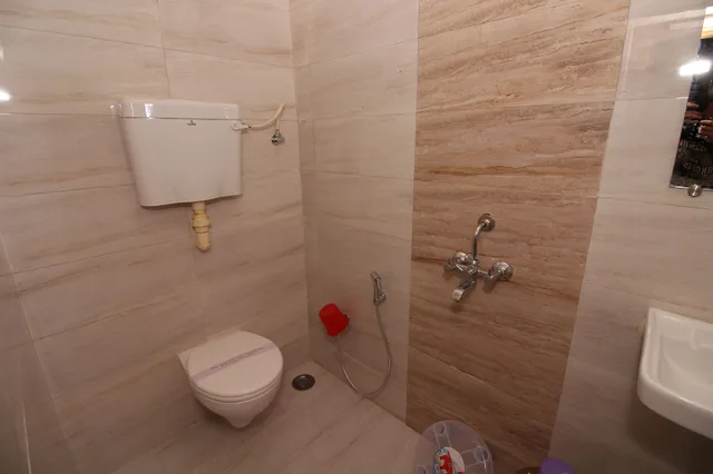 غرفة كومفورت مفردة بسرير فردي بحمام خاص، Hotel Meera 4/4