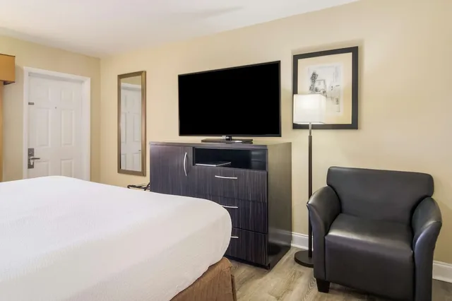 غرفة قياسية بسرير كينج، Best Western Historic Bayfront 3/6