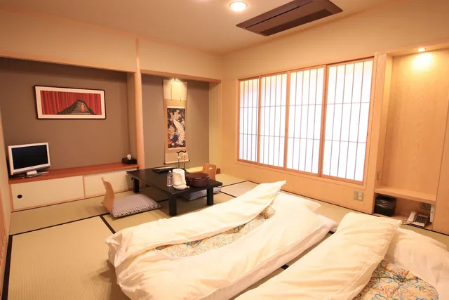 غرفة يابانية قياسية بفرشتي فوتون، NISHIYAMA RYOKAN 4/6