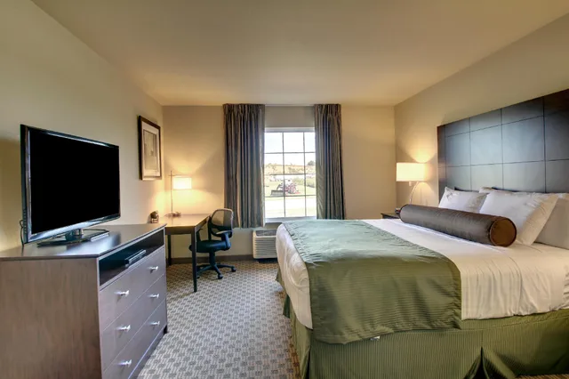 غرفة بسرير كينج لذوي الإعاقة، Cobblestone Inn and Suites Avoca 2/2