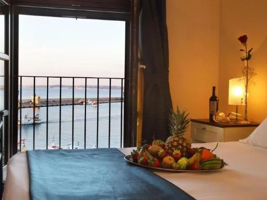 غرفة بانورامية رباعية بإطلالة على البحر، Hotel Al Pescatore 1/1