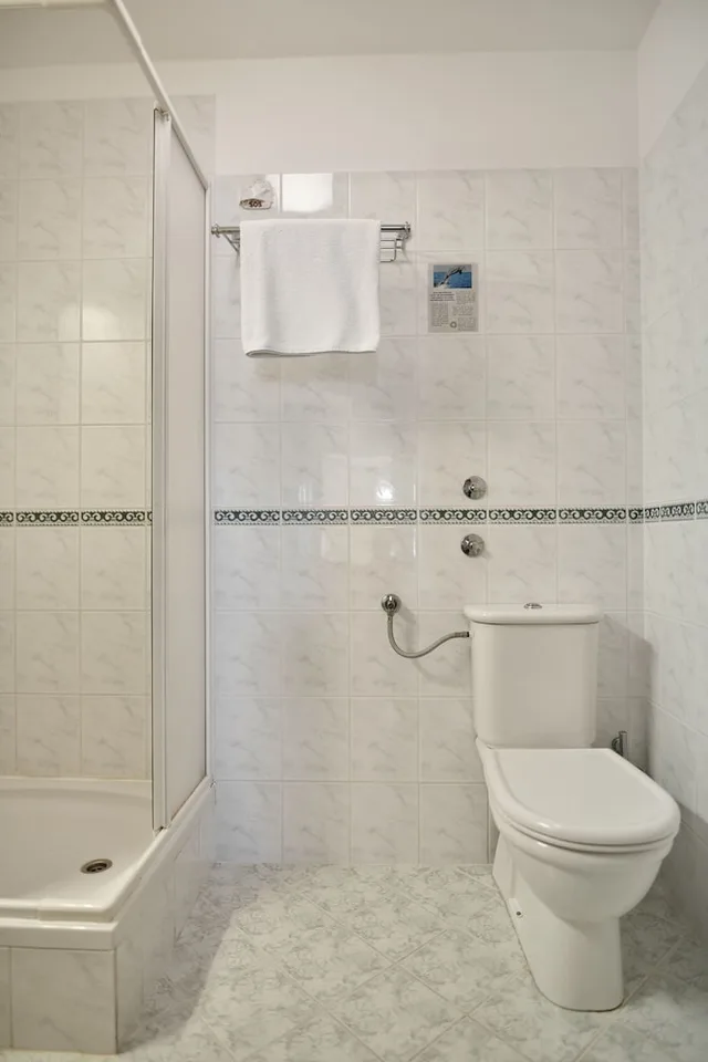 جناح بسرير مزدوج بإطلالة على البحر مع أريكة، Hotel Lovran 4/5