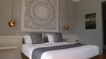 جناح بسرير كينج بإطلالة على الحديقة بشرفة، The Suites Lombok 2/2