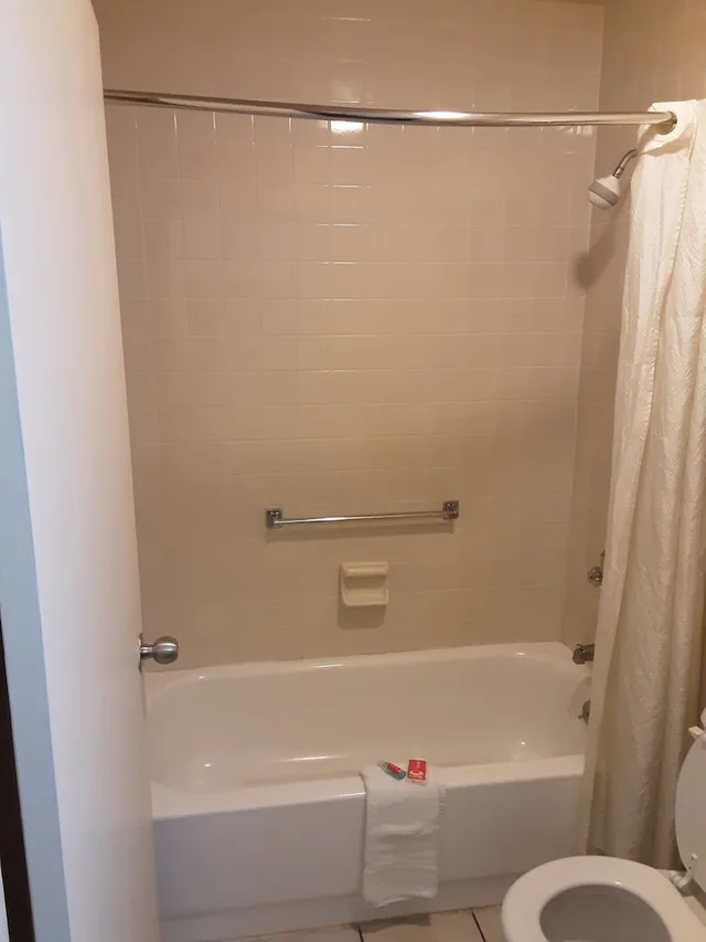 جناح بسرير كينج مع أريكة، Econo Lodge Inn & Suites Griffin North 6/6