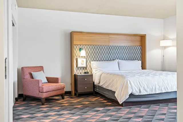 جناح بسرير كينج بمنطقة جلوس، Holiday Inn St. Petersburg West 6/10