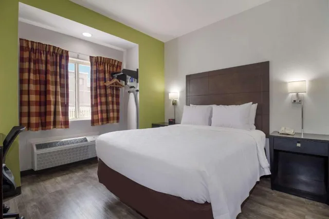 غرفة بسرير كوين لذوي الإعاقة، Quality Inn Shallotte near Ocean Isle Beach 2/3