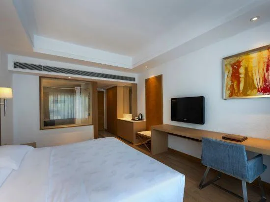 Room, King Bed, Queen Bed, Garden View, Ocean View Resort Yalong Bay 1/4