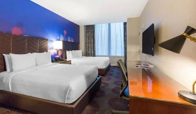 غرفة قياسية مزدوجة بسرير كوين، The Chicago Hotel Collection Magnificent Mile Hotel and Suites 1/2