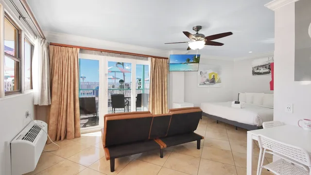 Suite, King Bed, Gulf Front, Sofa, Balcony، Plaza Beach Hotel Beachfront Resort 4/4