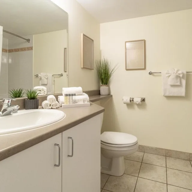 جناح بسريرين كوين بغرفتي نوم مع أريكة، Hotel Faubourg Montreal 8/10