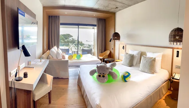غرفة ديلوكس بسرير كينج بإطلالة على البحر مع أريكة، Golden Tulip Porto Vecchio 1/9