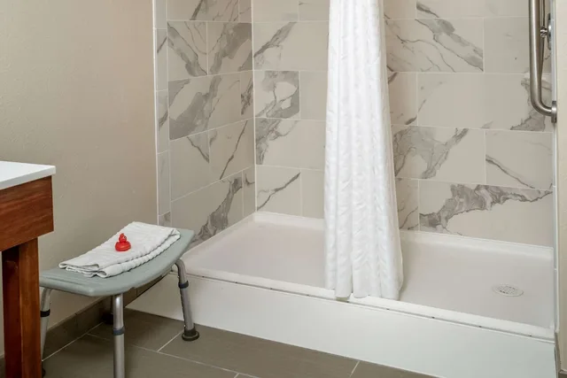 غرفة بسرير كينج لذوي الإعاقة، Comfort Inn & Suites Grundy, VA 2/3