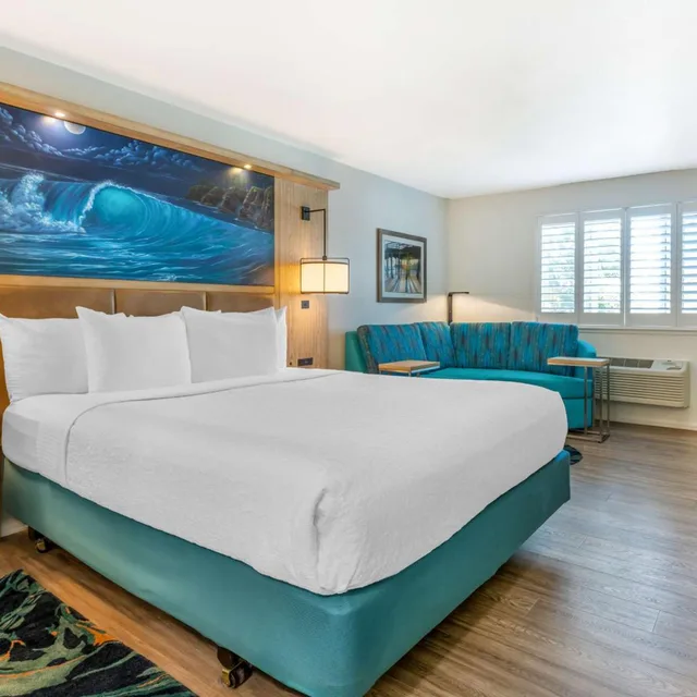 جناح بسرير كينج وسرير كوين مع أريكة بحوض استحمام لذوي الإعاقة، Best Western Plus Capitola By the Sea Inn Suites 5/7