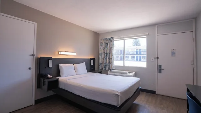جناح بسرير كوين لذوي الإعاقة، Motel6 Rochester, MN 1/9