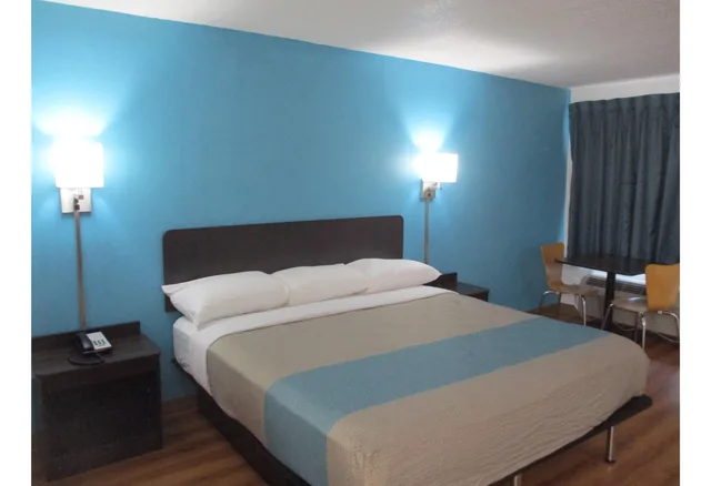 غرفة بسرير كوين، Motel6 Chattanooga, TN - Airport 3/5