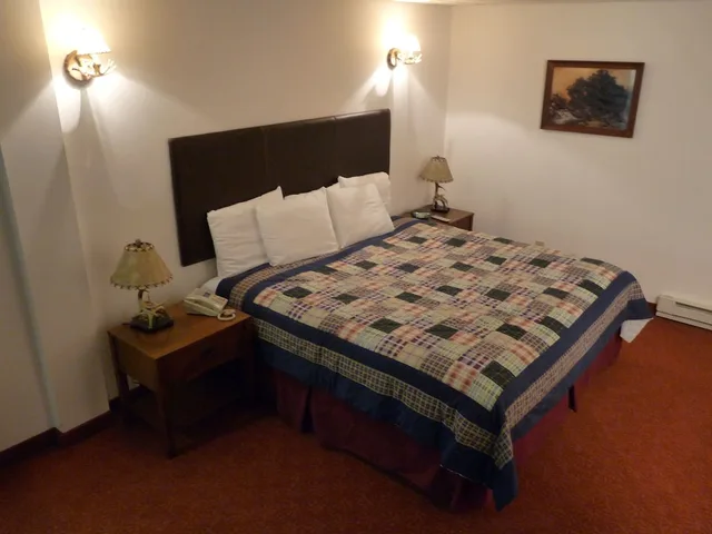 Standard, King Bed, RiverBank Lodge 1/1