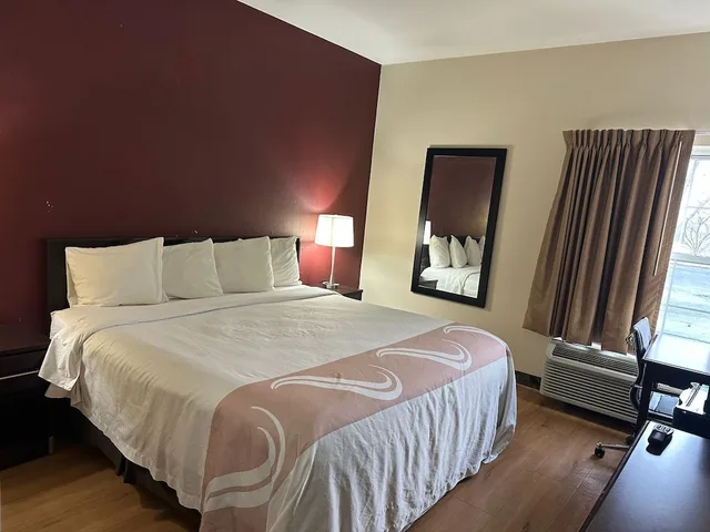 غرفة بسرير كينج لذوي الإعاقة، Econo Lodge Inn & Suites Monee 1/10