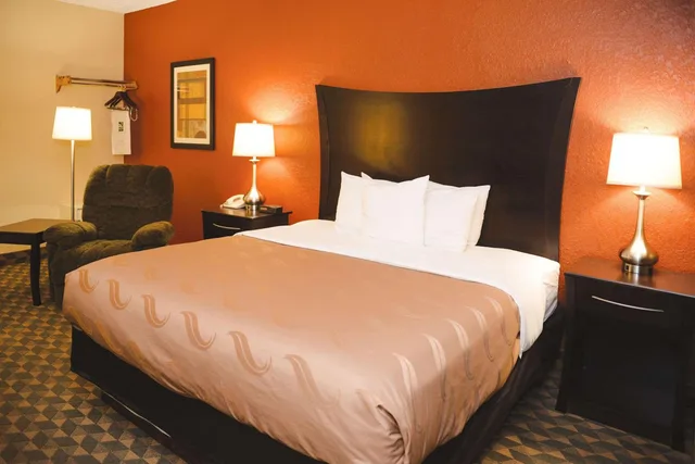 جناح بسرير كينج بمنطقة جلوس، Quality Inn and Suites Ames Conference Center Near ISU Campus 3/10