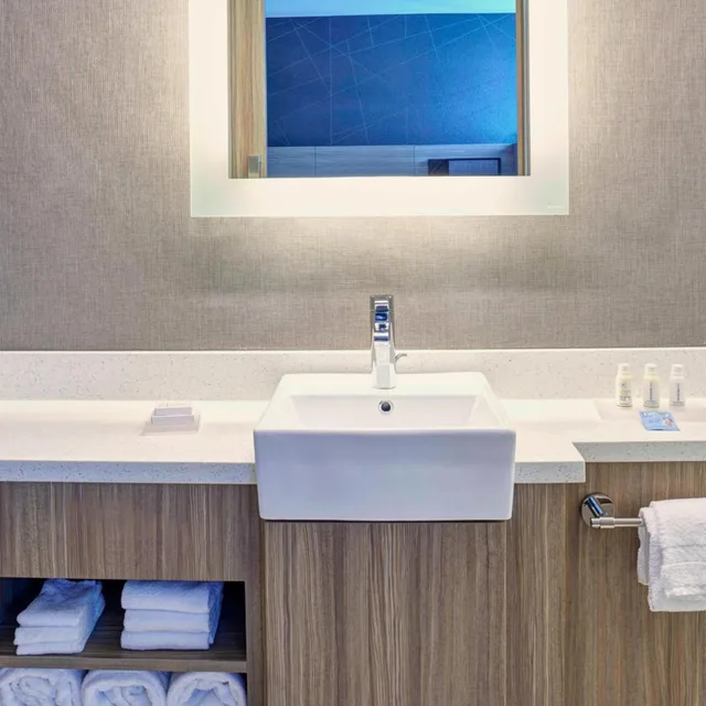 جناح بسرير كينج مع سرير سحّاب إضافي مع أريكة، Springhill Suites Grand Rapids West 8/8