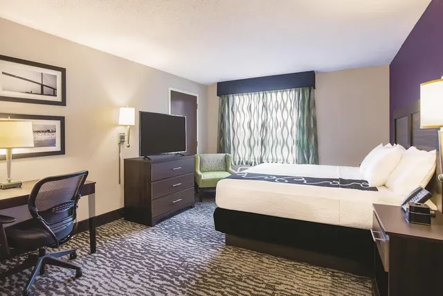 غرفة قياسية بسرير كينج، Comfort Inn & Suites Clearwater South 2/2