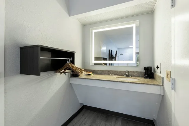 غرفة بسرير مزدوج بمطبخ لذوي الإعاقة، Studio6 Suites Jacksonville, NC 5/10