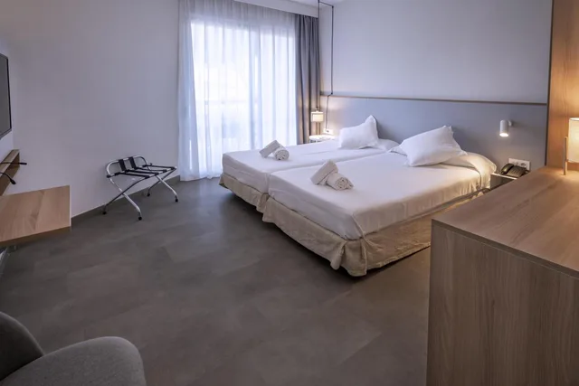 Room, Twin Beds, Lateral Side Sea View, GHT S Agaro Mar 5/10