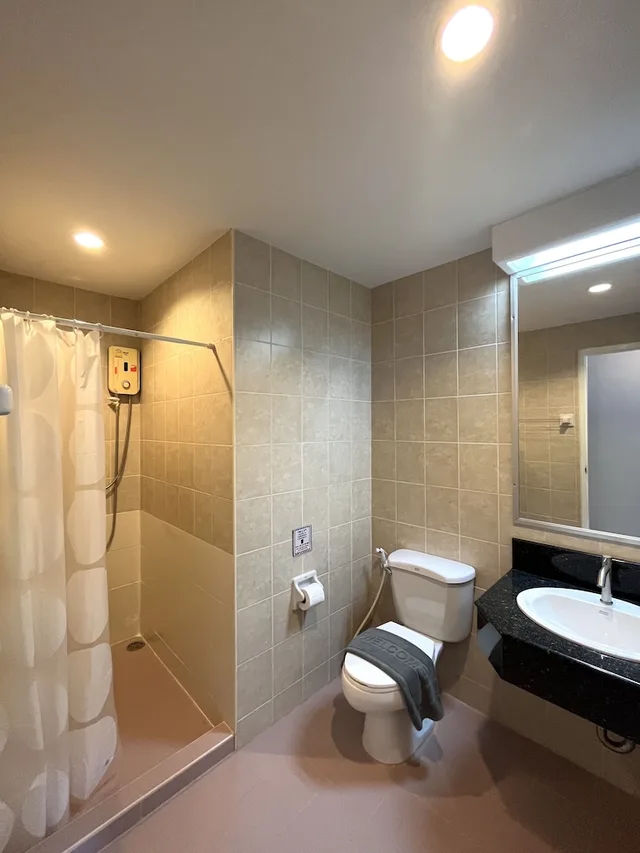 غرفة ثلاثية بسرير كوين وسرير فردي، Nautical Home Bed & Breakfast Khaolak 6/7