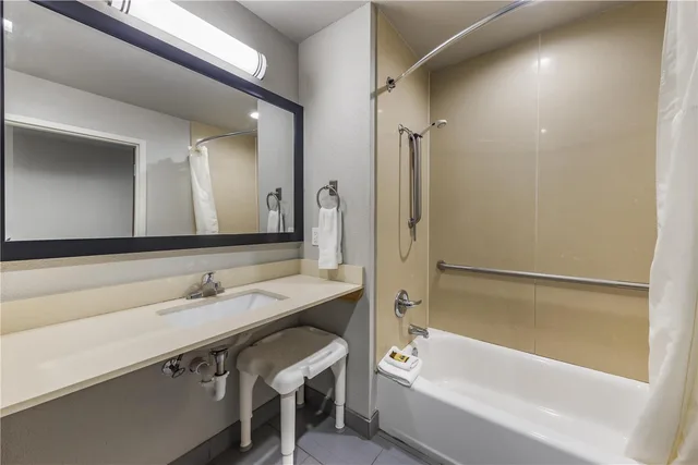جناح بسريرين كوين مع أريكة بحوض استحمام لذوي الإعاقة، BEST WESTERN PLUS PAULS VALLEY 3/3