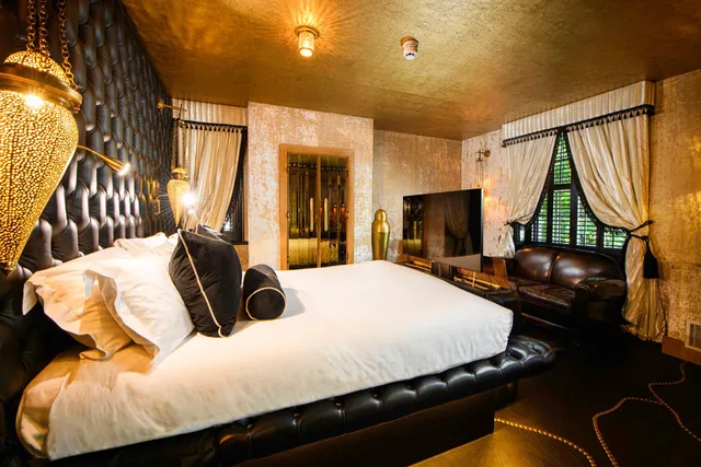 Cozy, Double Bed, Crazy Bear Hotel Beaconsfield 1/2