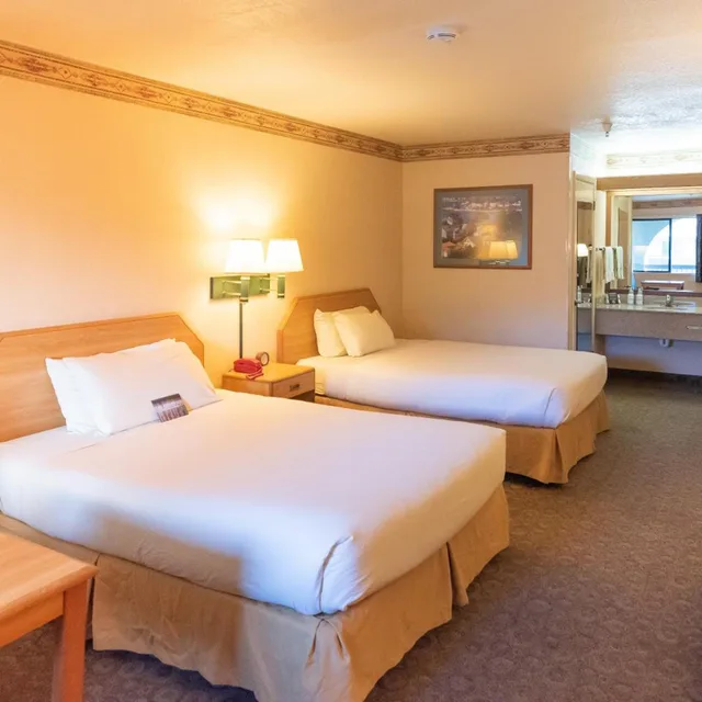 Redwood, 2 Queen Beds، The Redwood Riverwalk A Boutique Hotel 1/5