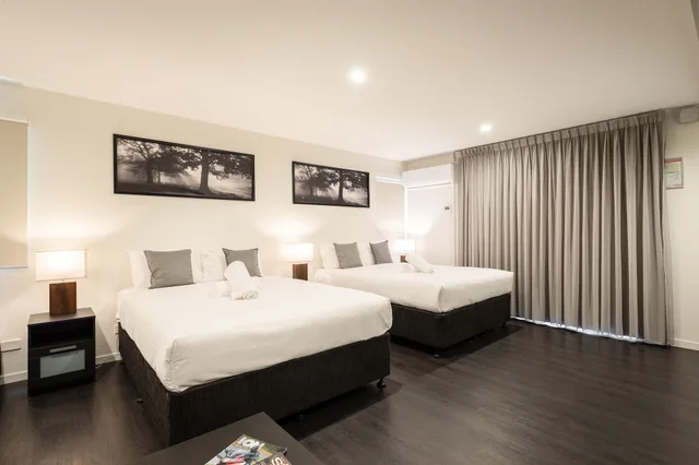 غرفة ديلوكس بسريرين كوين وسريرين منفصلين بغرفتي نوم بمطبخ صغير، Ascot Budget Inn 3/7