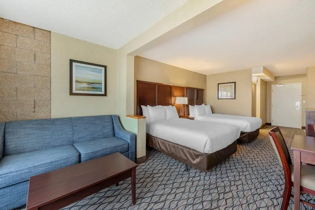 جناح ركني بسريرين مزدوجين مع أريكة، Clarion Hotel Anaheim Resort 3/5