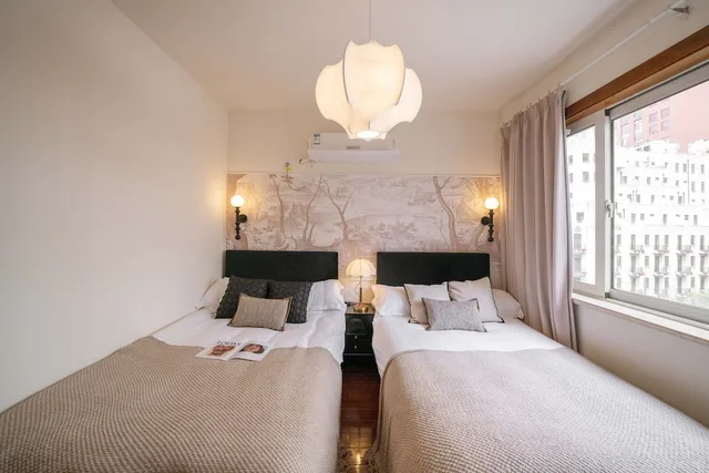 3 Bedrooms, Senior, Apartment, Twin Beds, 1 Queen and 2 Double Beds, Bathtub، Book and Bed-People's Square 9/10