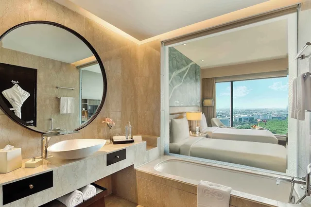 Premier, Twin Beds, The Leela Ambience Convention Hotel Delhi 4/4