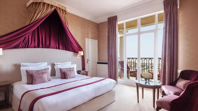 غرفة ديلوكس بسرير كينج بإطلالة على البحر بشرفة، Hotel Barriere Le Royal Deauville 1/3