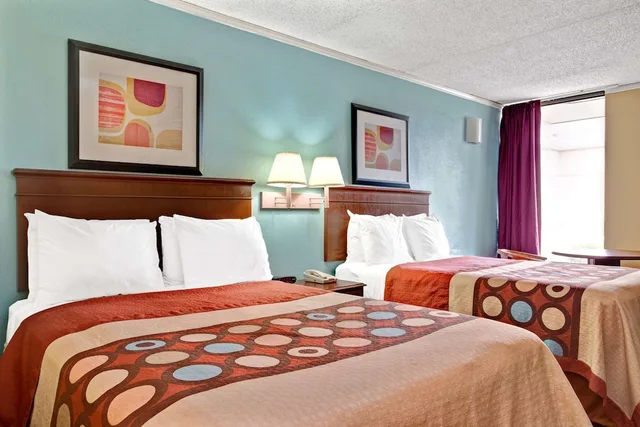 غرفة بسريرين مزدوجين لذوي الإعاقة، Super 8 by Wyndham Raleigh Downtown 3/4