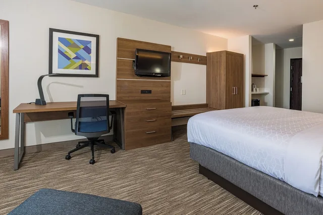 غرفة قياسية بسرير كينج، Holiday Inn Express Hotel And Suites Swansea 2/4