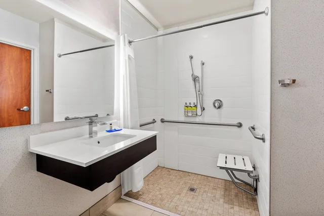 غرفة قياسية بسرير كينج لذوي الإعاقة، Holiday Inn Express Suites Klamath Falls Central 4/4