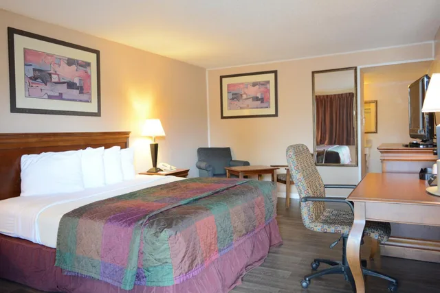 غرفة قياسية بسرير كينج، Travelodge by Wyndham Trinidad 1/2