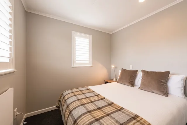 3 Bedrooms, Garden, Family, 1 Queen and 1 Single Bed، Suncourt Hotel 3/10