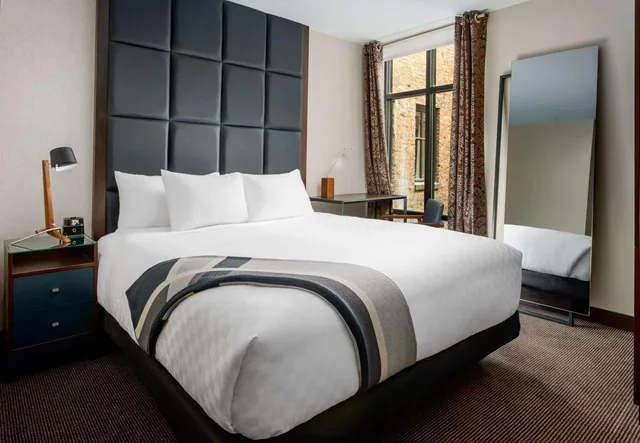جناح جونيور بسرير كينج مع أريكة، Joinery Hotel Pittsburgh, Curio Collection by Hilton 1/2