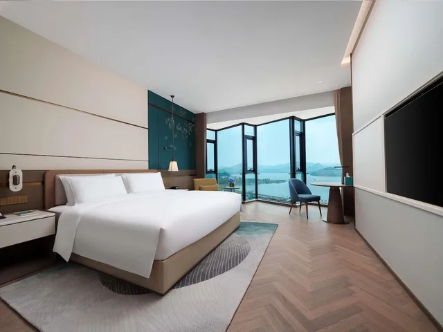 غرفة سوبيريور بسرير كينج بإطلالة على البحيرة، Grand Mercure Hangzhou Qingshan Lake 1/3