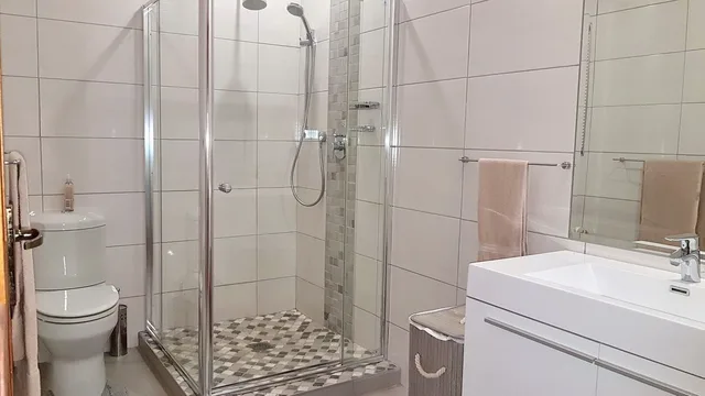 1 Bedroom, Comfort, King Bed, Pool Access، Six Valk Avenue Self Catering Guest House 3/3