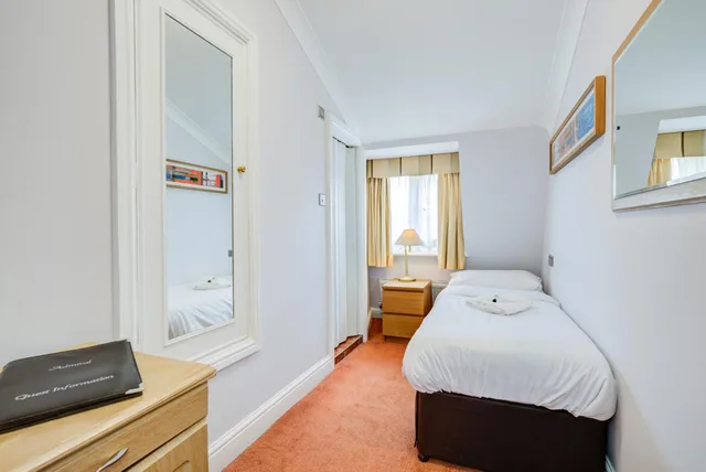 غرفة مفردة، Kingsway Park Hotel At Park Avenue 1/8