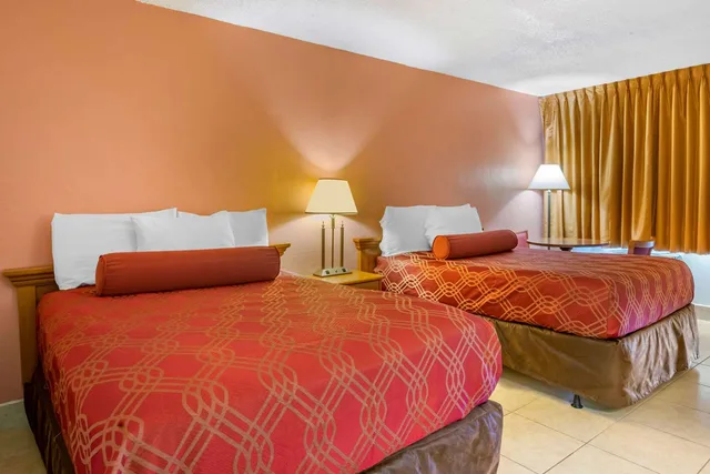 غرفة بسريرين مزدوجين، Econo Lodge Fort Myers Cape Coral 2/3